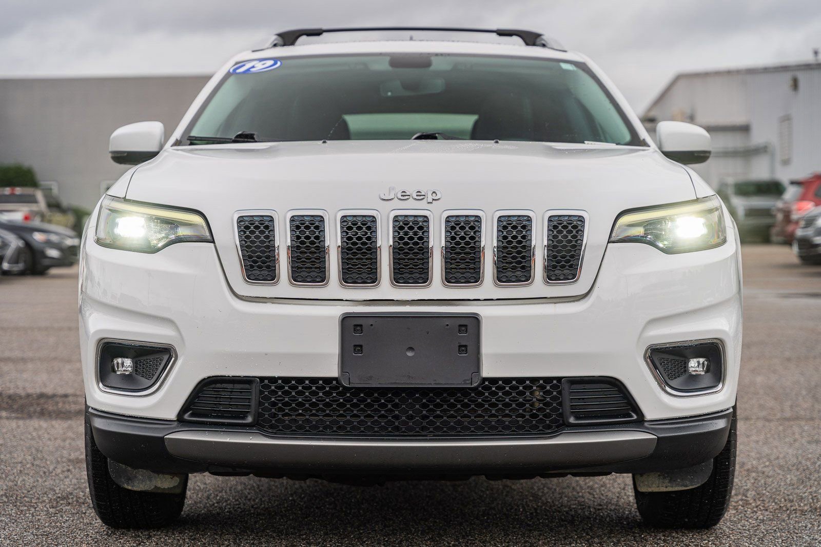 Used 2019 Jeep Cherokee Limited AWD/4WD image 2