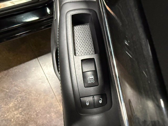 Used 2019 Jeep Grand Cherokee Overland AWD/4WD image 27