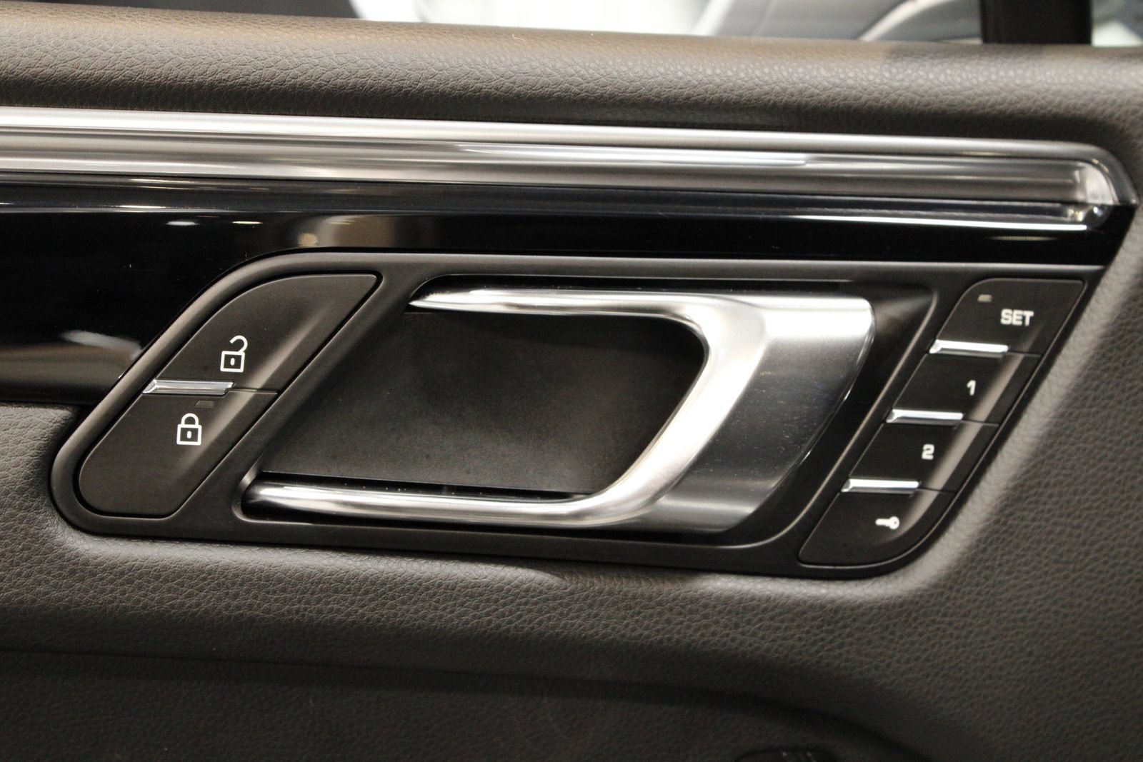 Certified 2026 Porsche Macan AWD/4WD image 29