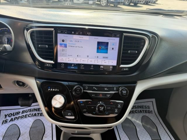 Used 2024 Chrysler Pacifica Touring-L FWD image 28