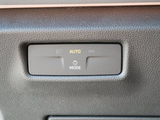 Certified 2025 Volkswagen Tiguan SE AWD/4WD image 24
