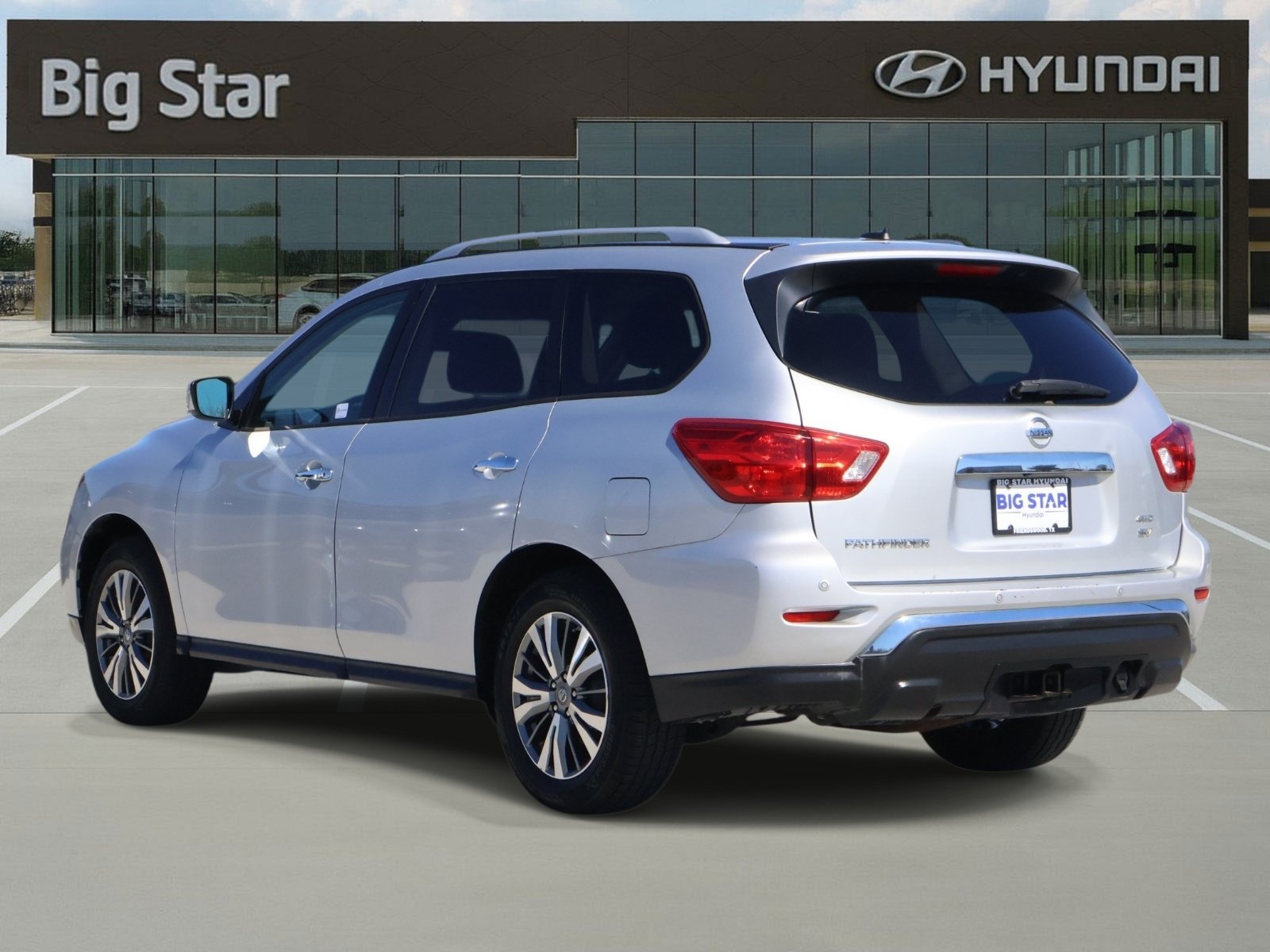 Used 2018 Nissan Pathfinder SV AWD/4WD image 3