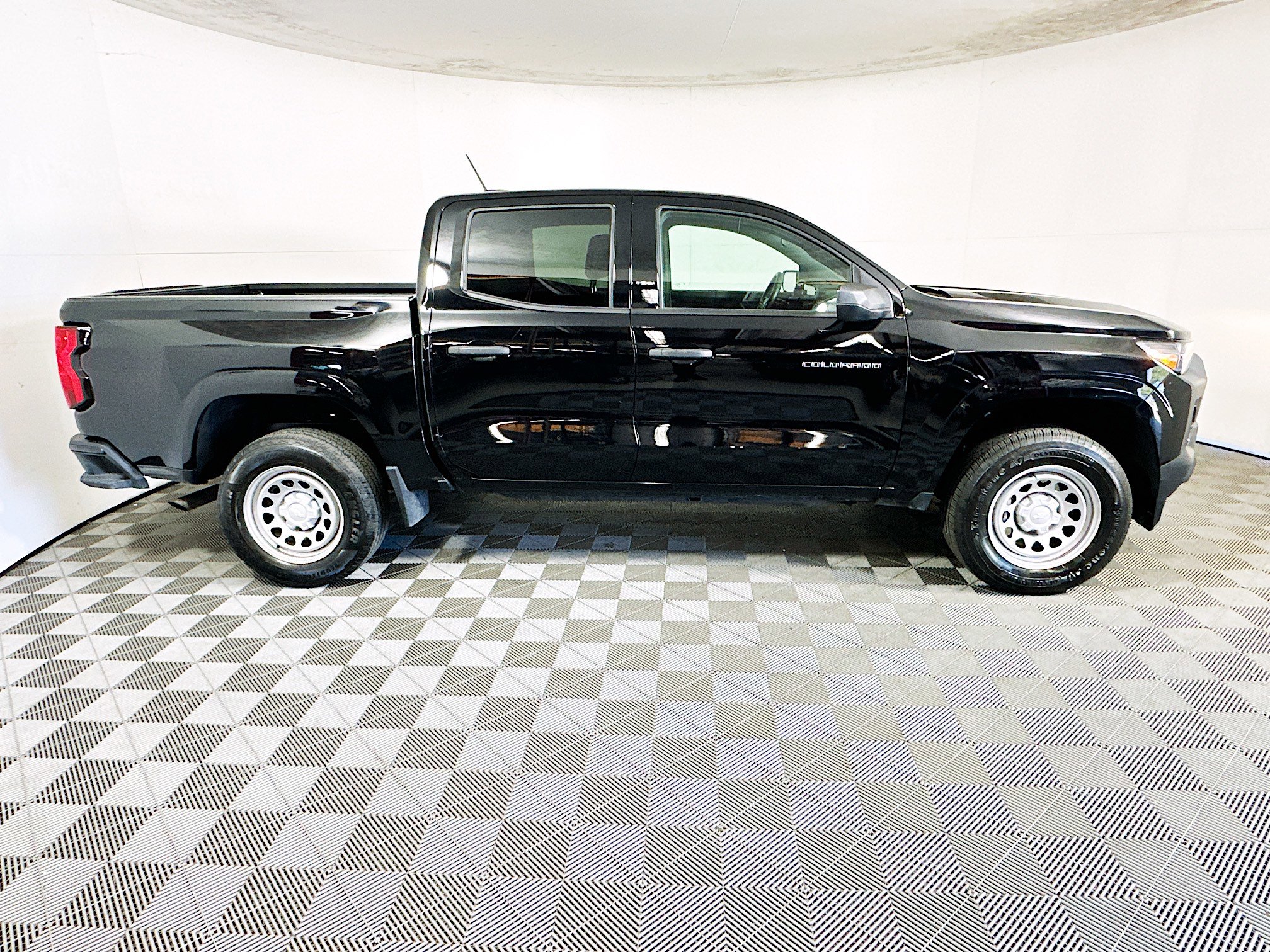 Used 2024 Chevrolet Colorado W/T image 2