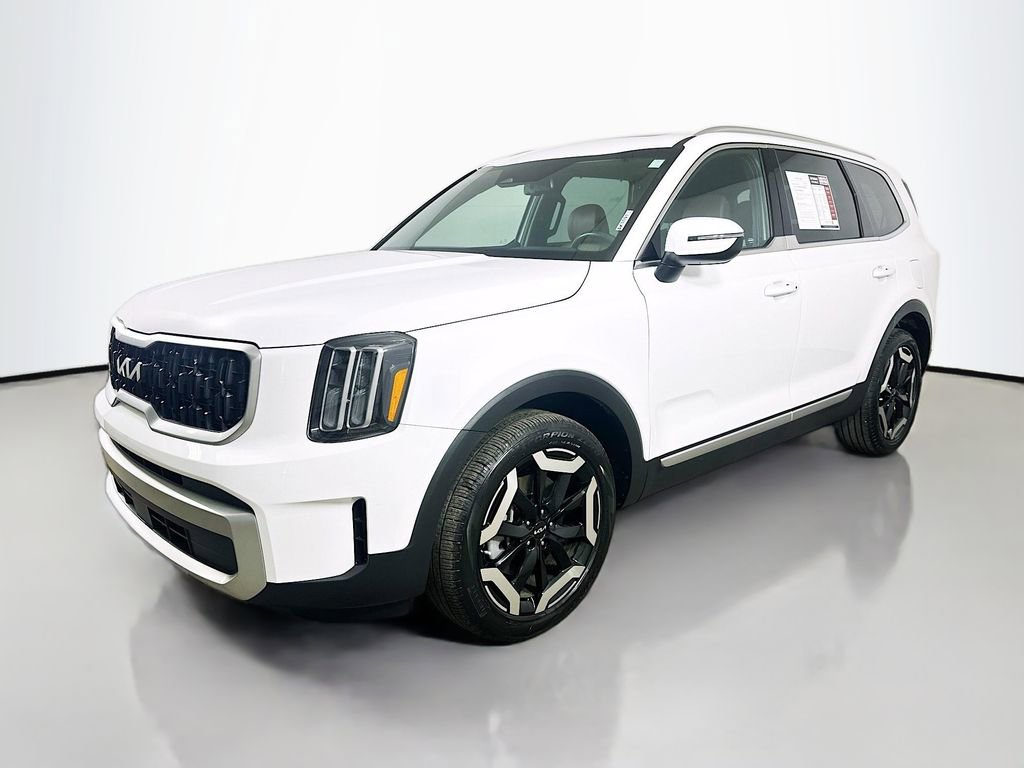 Used 2023 Kia Telluride EX w/ EX Captain's Chair Package image 3