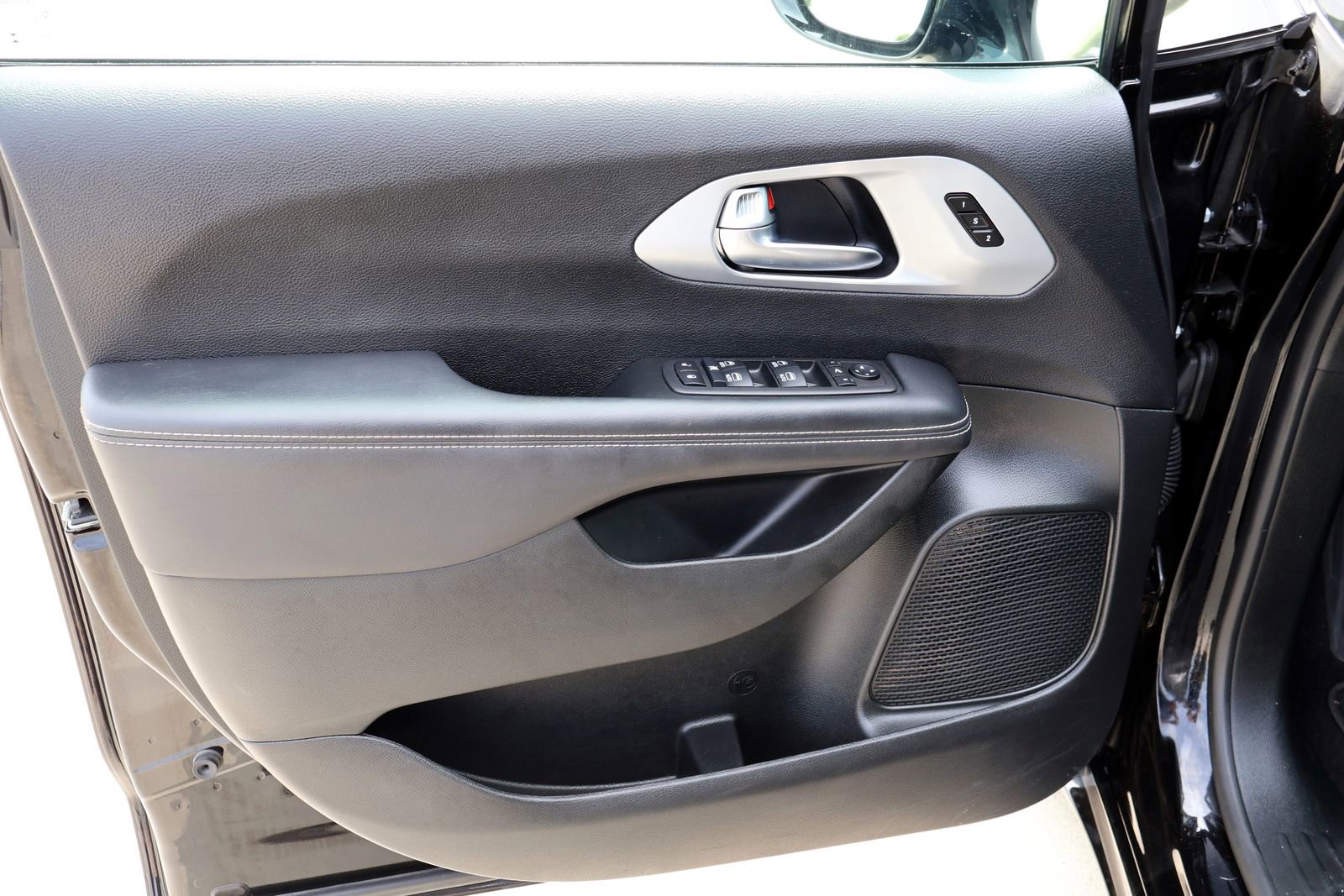 Used 2025 Chrysler Pacifica Limited FWD image 19