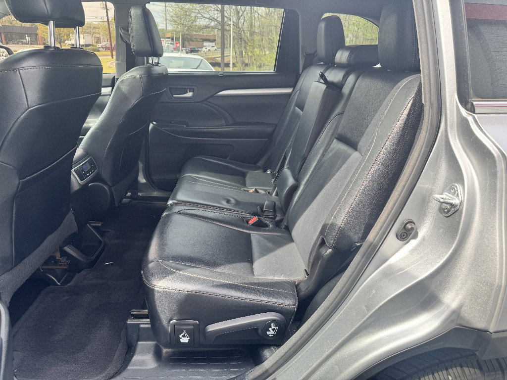 Used 2017 Toyota Highlander XLE w/ Carpet Mat Package AWD/4WD image 9
