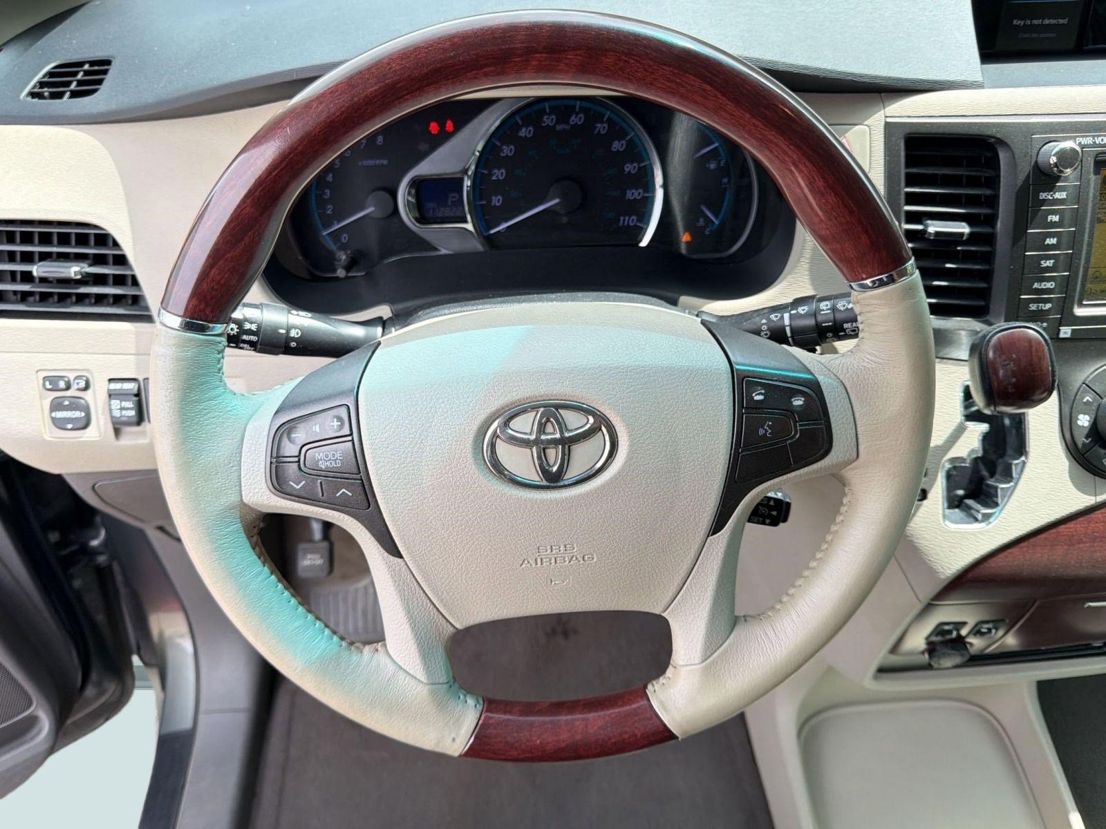 Used 2012 Toyota Sienna Limited w/ Premium Pkg image 15