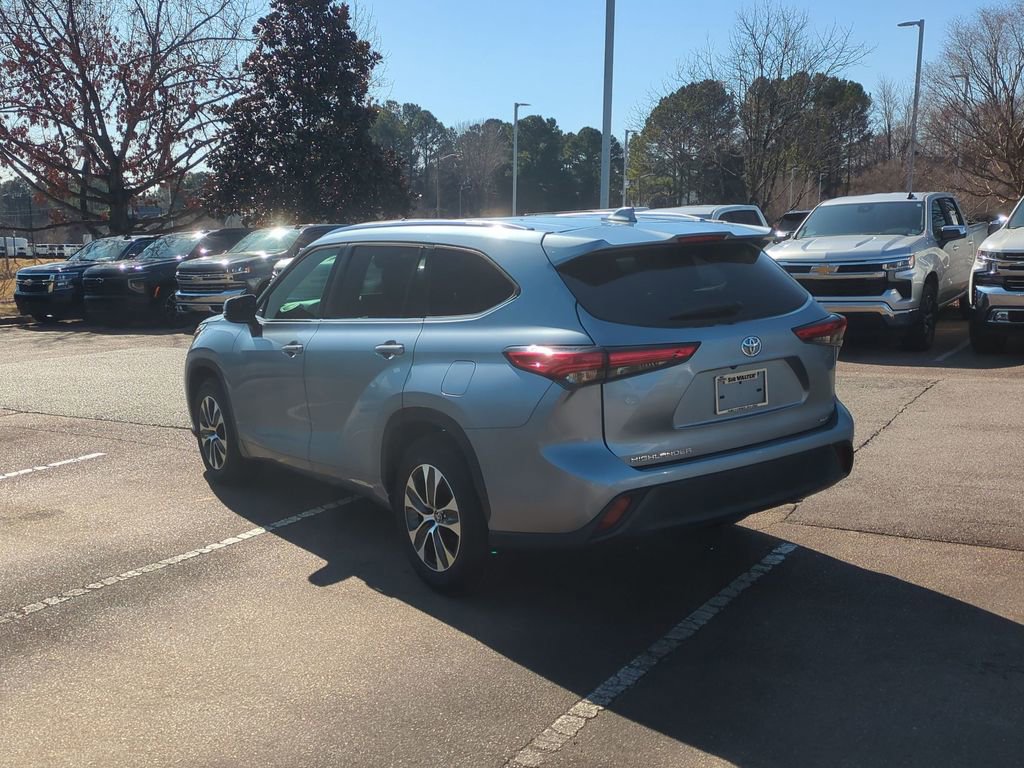 Used 2021 Toyota Highlander XLE image 3