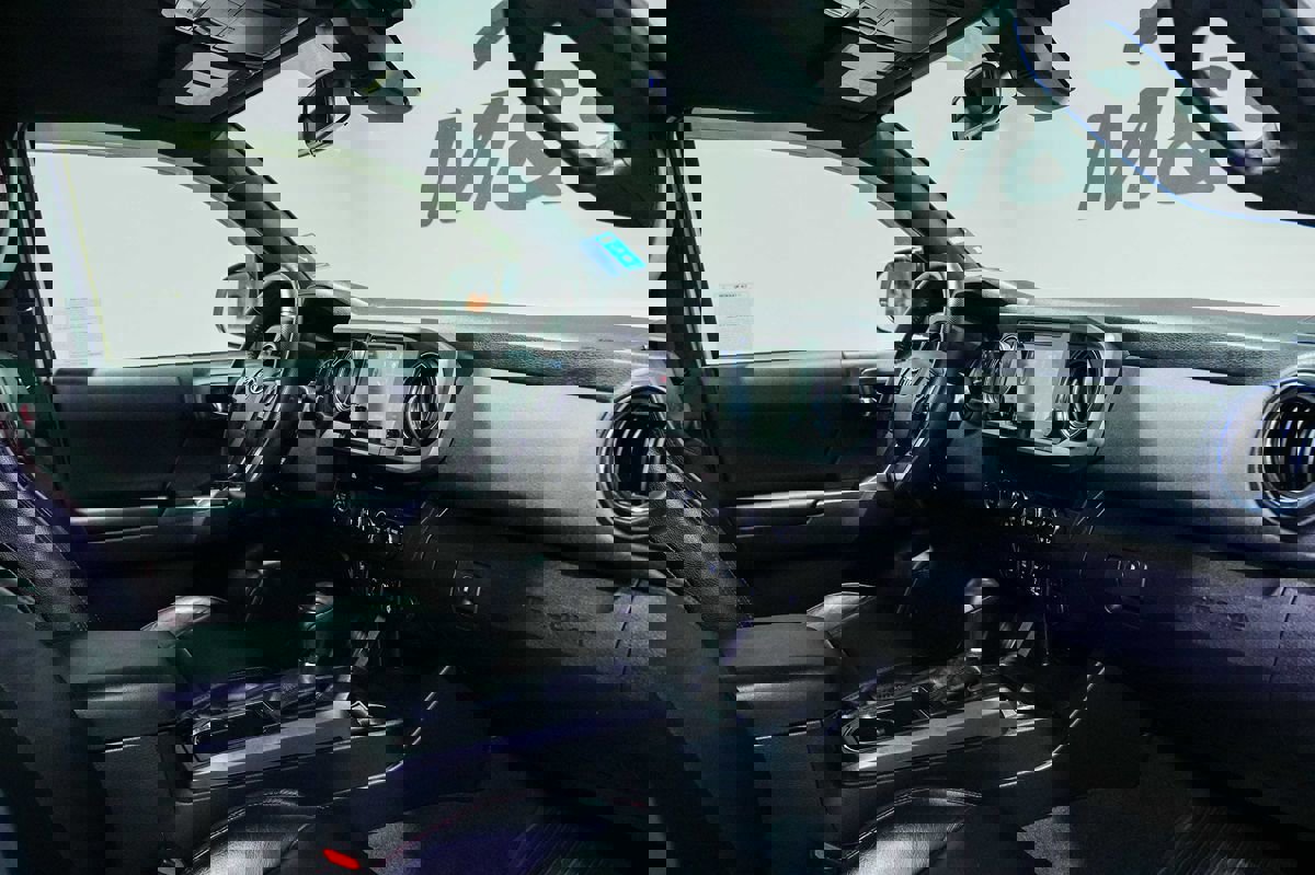 Used 2018 Toyota Tacoma TRD Sport w/ Technology Package image 31