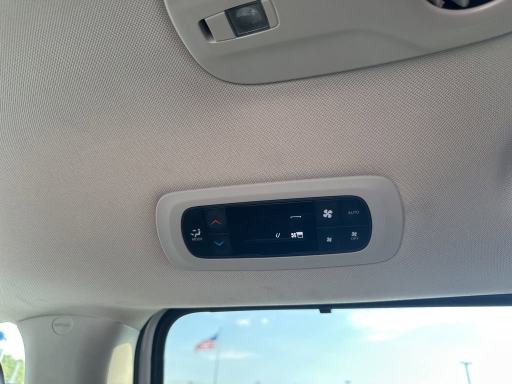 Used 2023 Chrysler Pacifica Touring-L FWD image 15