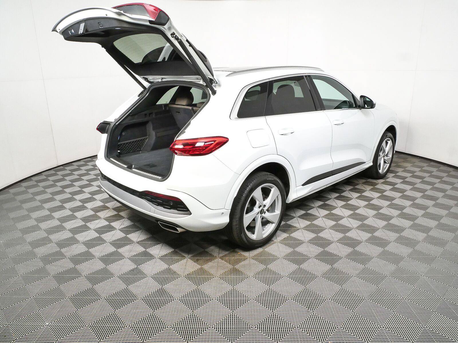Used 2025 Audi Q5 Premium Plus w/ Premium Plus AWD/4WD image 30