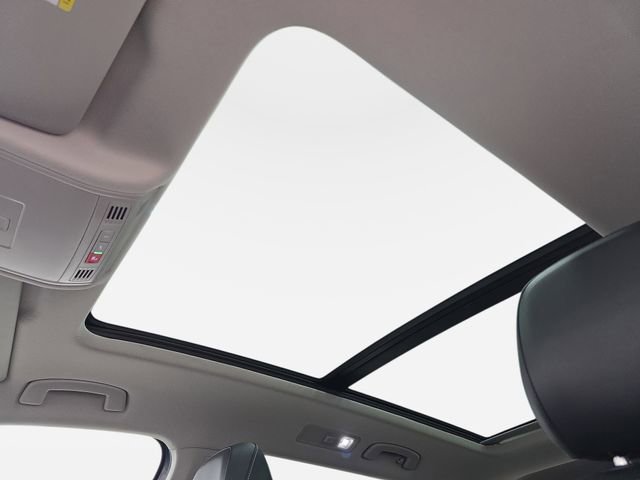 Used 2024 Volkswagen Tiguan SE w/ Panoramic Sunroof Package image 30