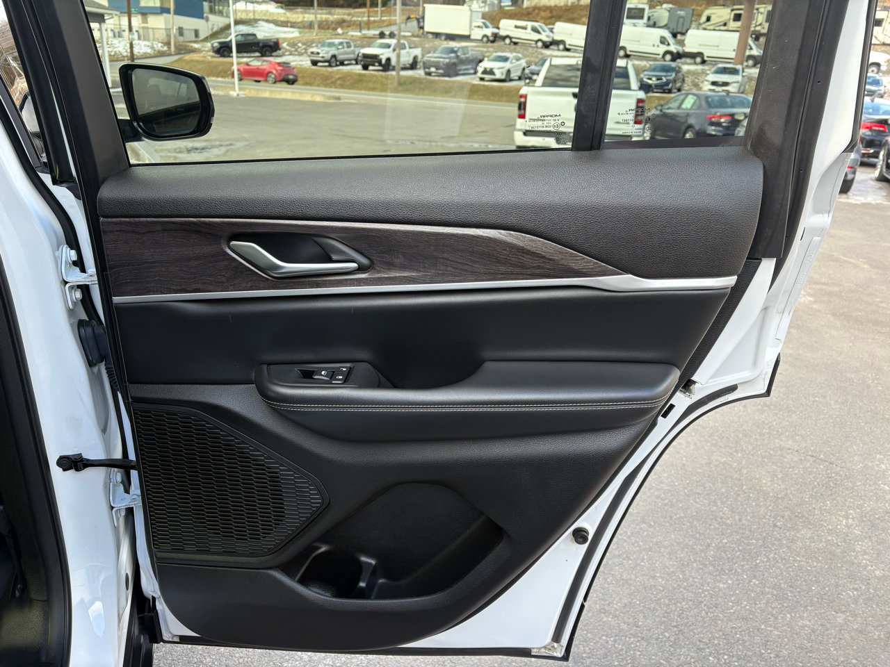 Used 2023 Jeep Grand Cherokee Limited w/ Black Appearance Package image 25