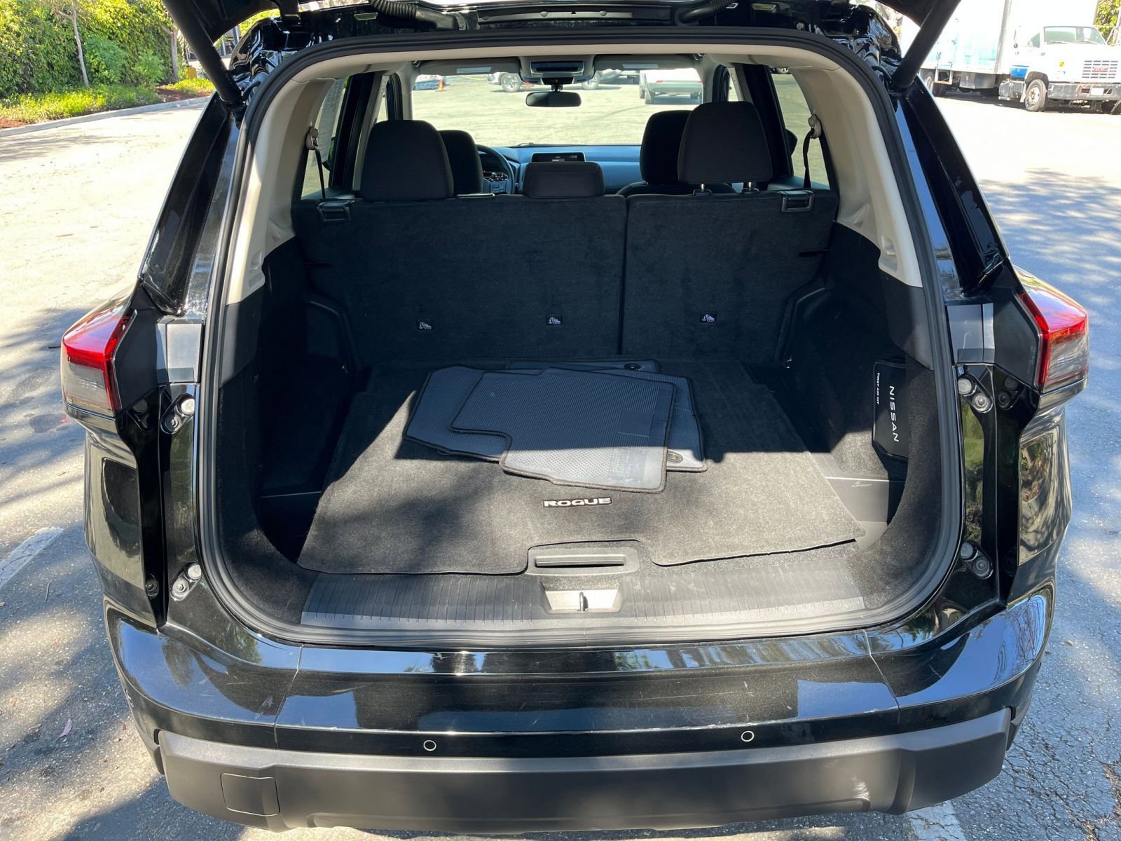 Used 2025 Nissan Rogue SV image 33