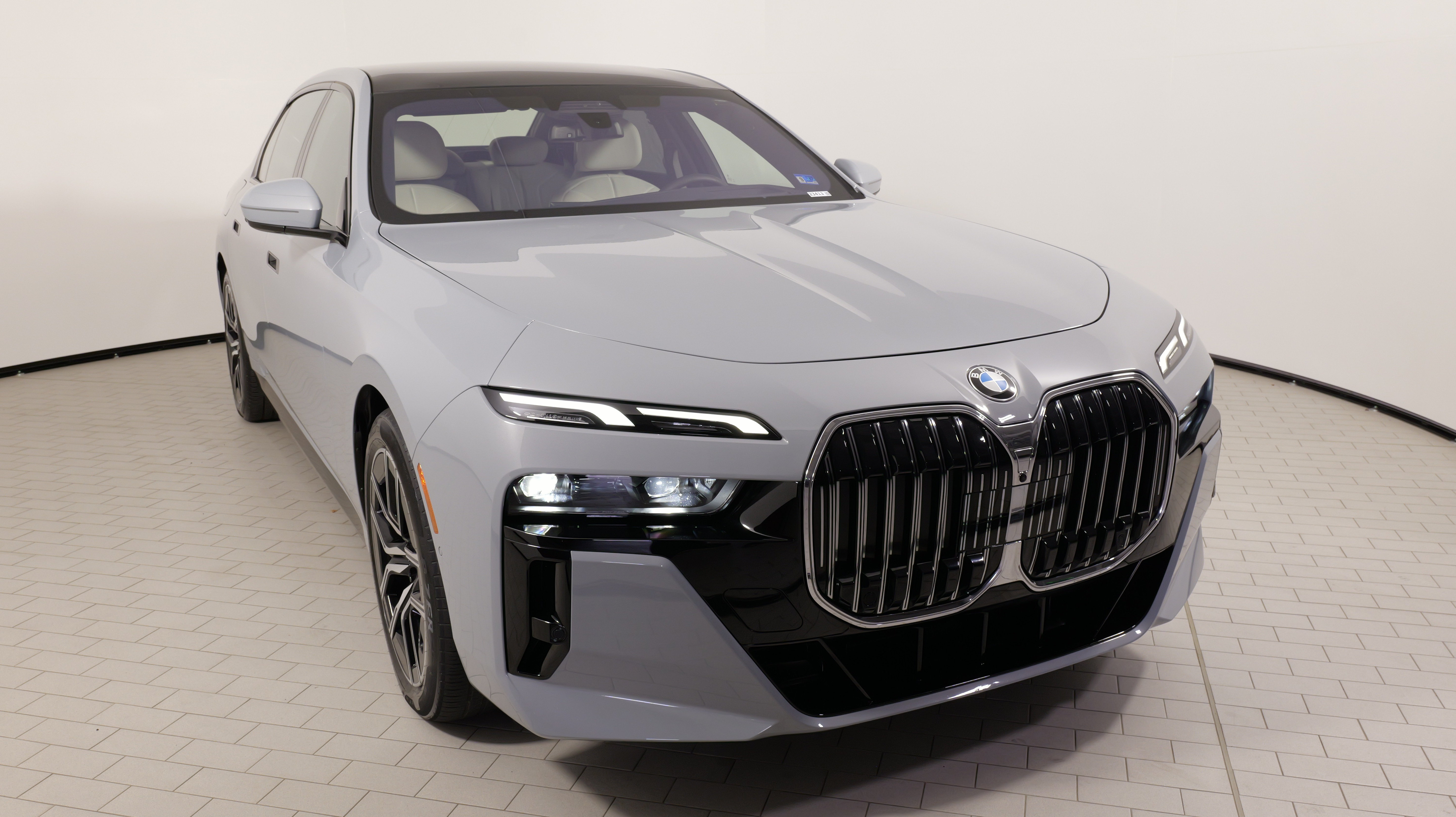 Used 2023 BMW 760i xDrive AWD/4WD image 6