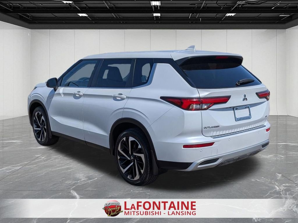 Used 2023 Mitsubishi Outlander SE Black Edition image 3