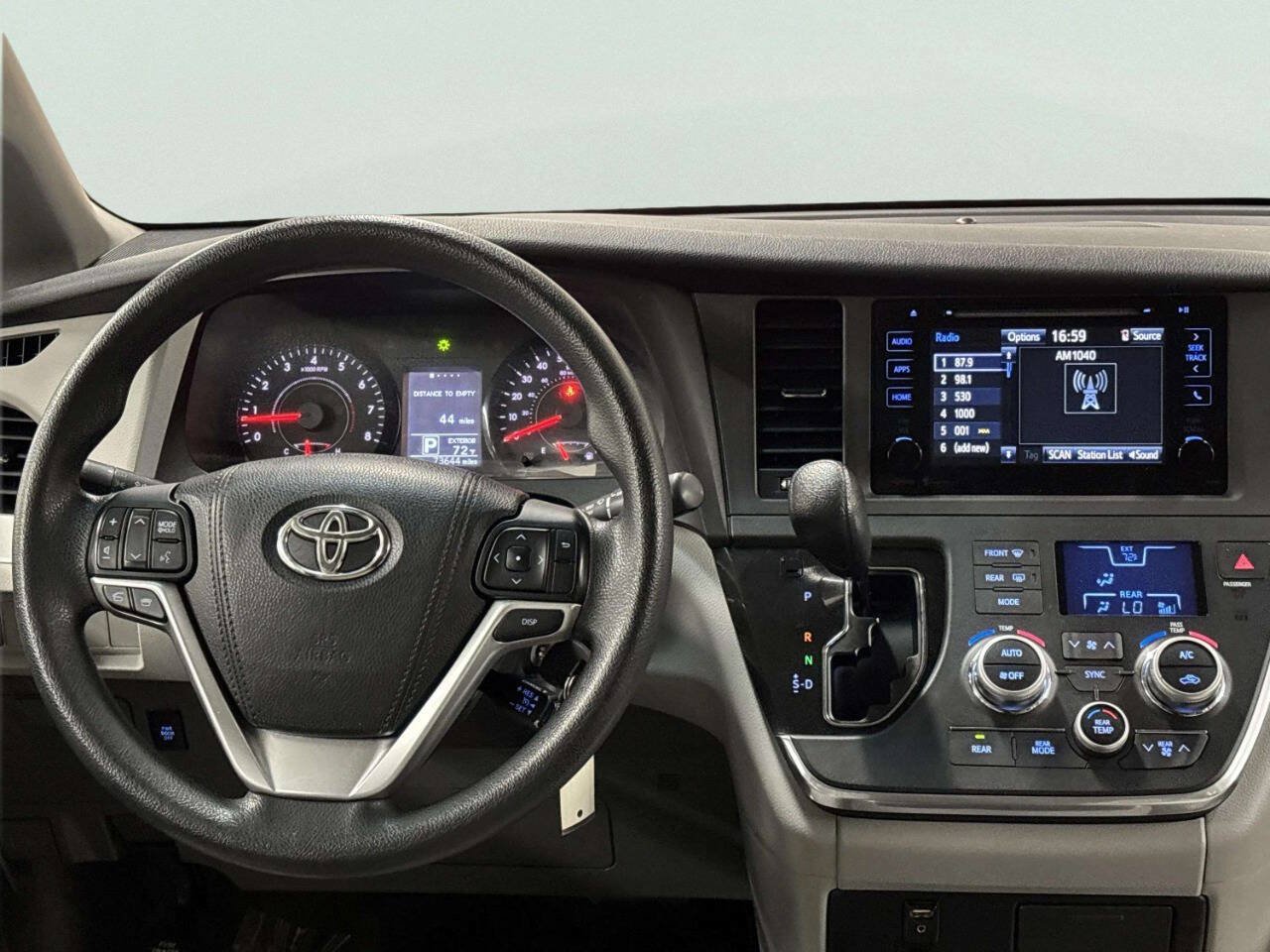 Used 2015 Toyota Sienna LE FWD image 26