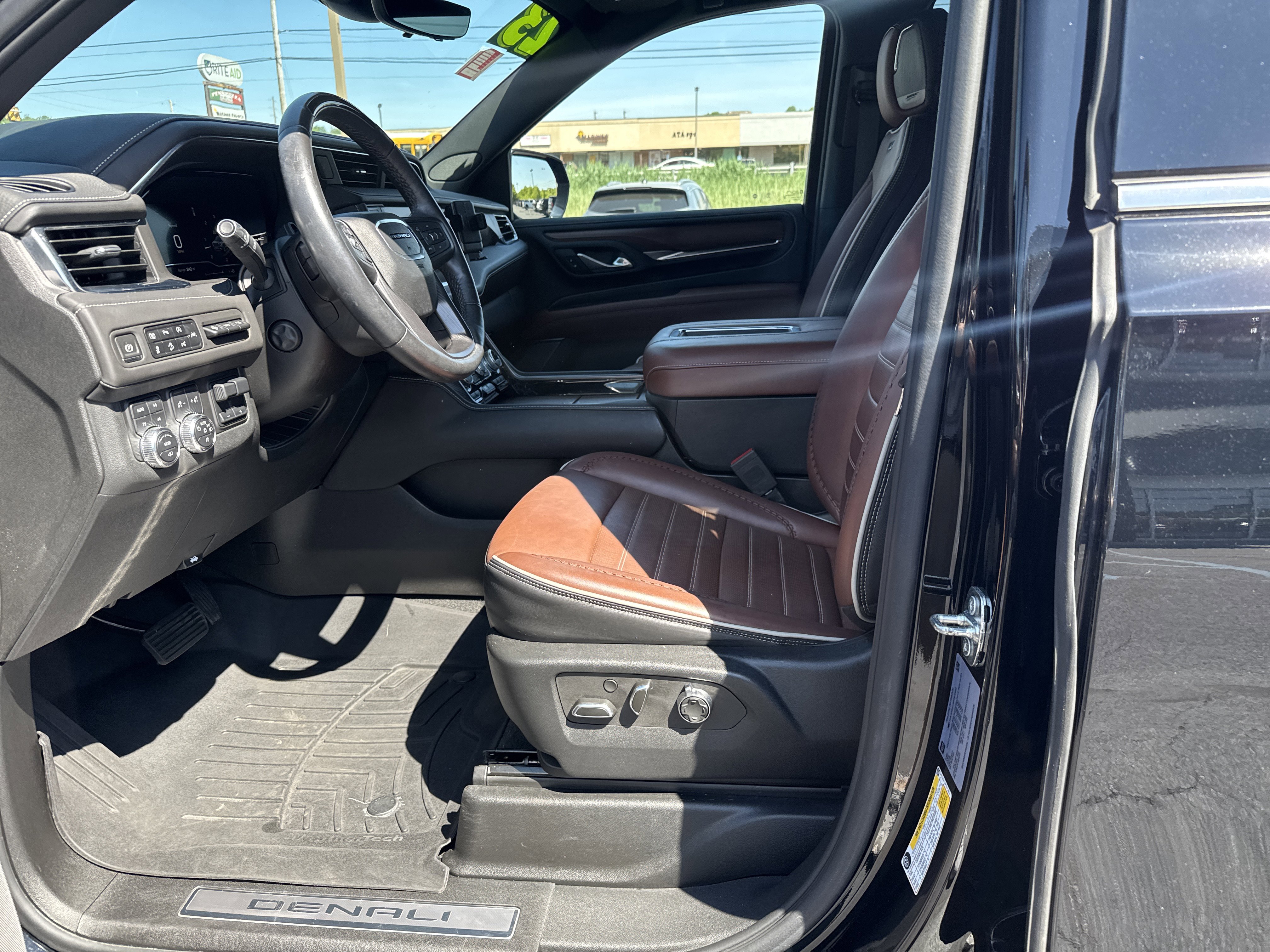Used 2023 GMC Yukon Denali Ultimate AWD/4WD image 14
