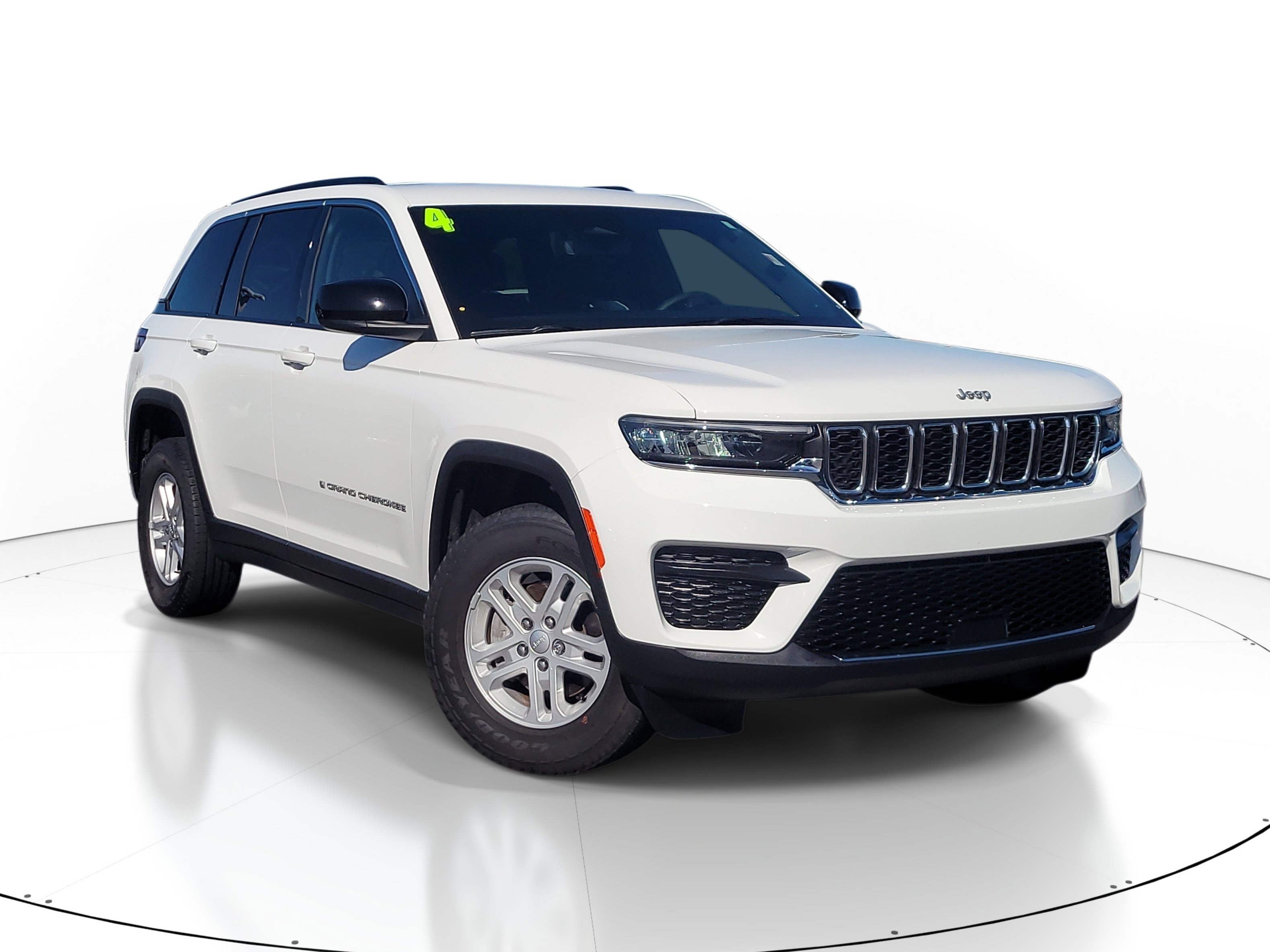 Used 2024 Jeep Grand Cherokee Laredo AWD/4WD image 1
