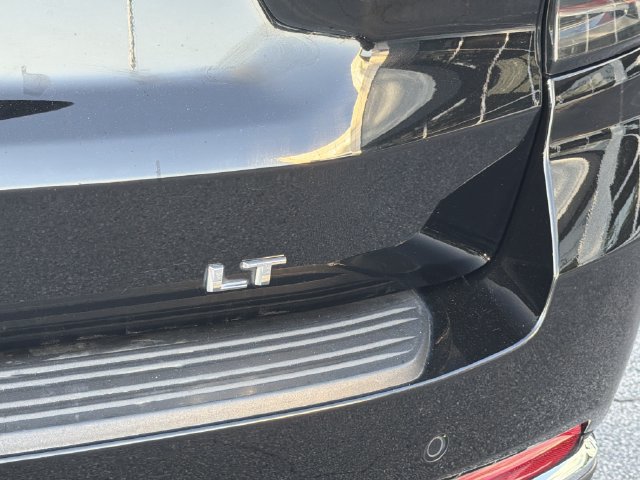 Used 2025 Chevrolet Suburban LT RWD image 3