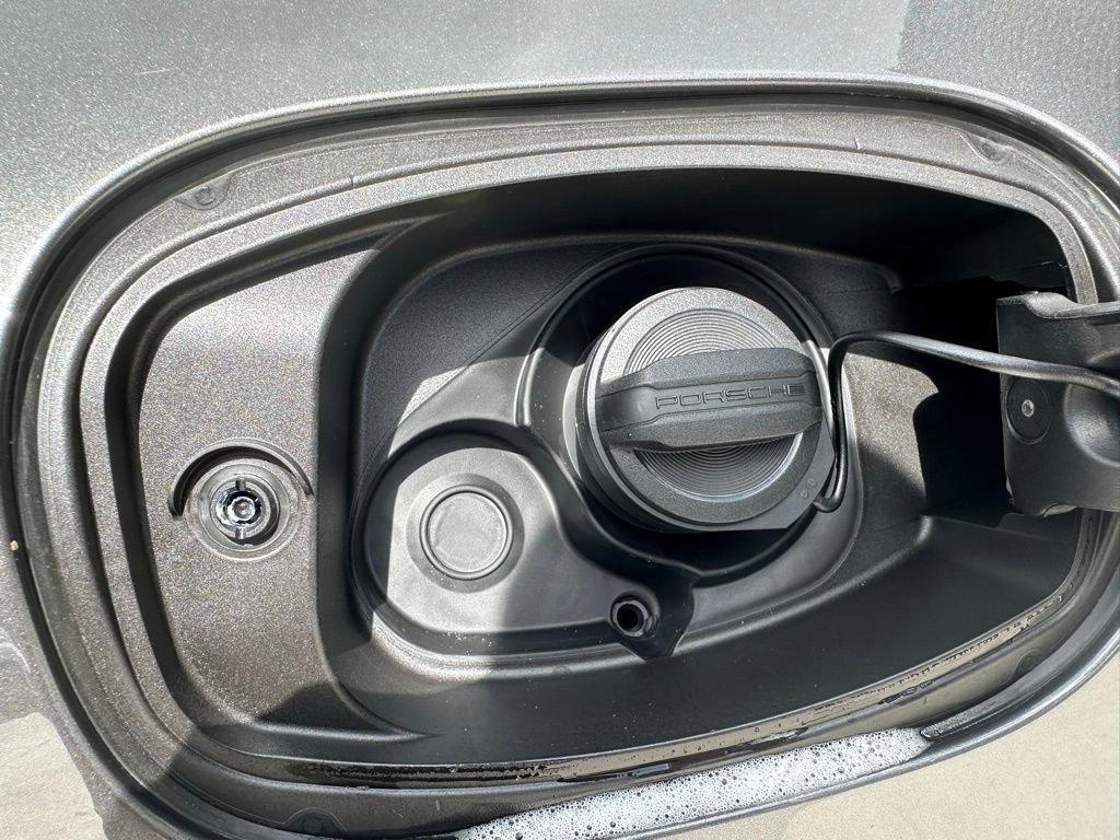 Used 2025 Porsche Cayenne GTS image 38