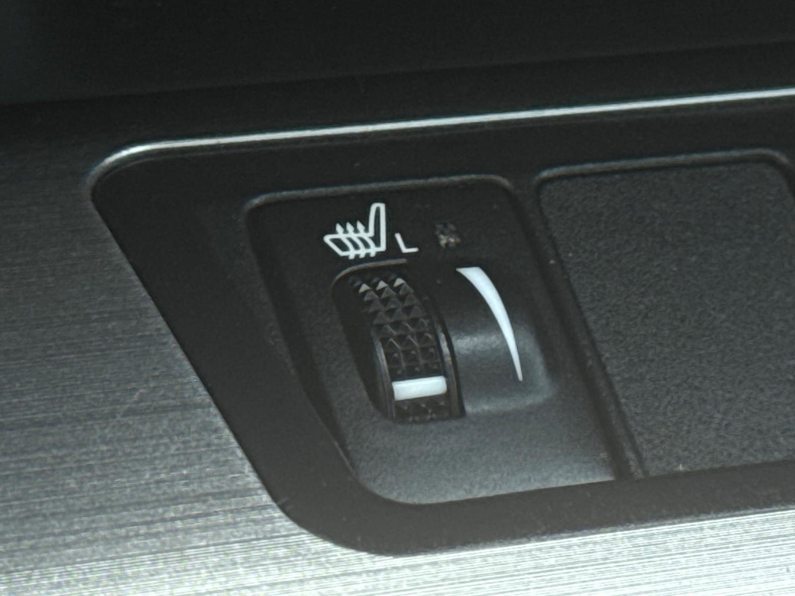 Used 2012 Toyota Camry SE w/ Leather Pkg FWD image 17