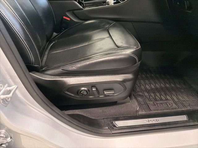 Used 2022 Jeep Grand Cherokee Overland AWD/4WD image 17