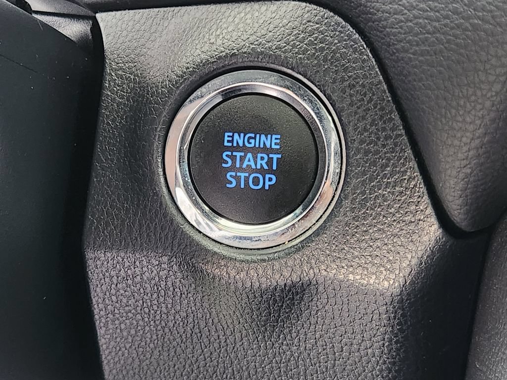 Used 2021 Toyota RAV4 XLE w/ Convenience Package FWD image 18