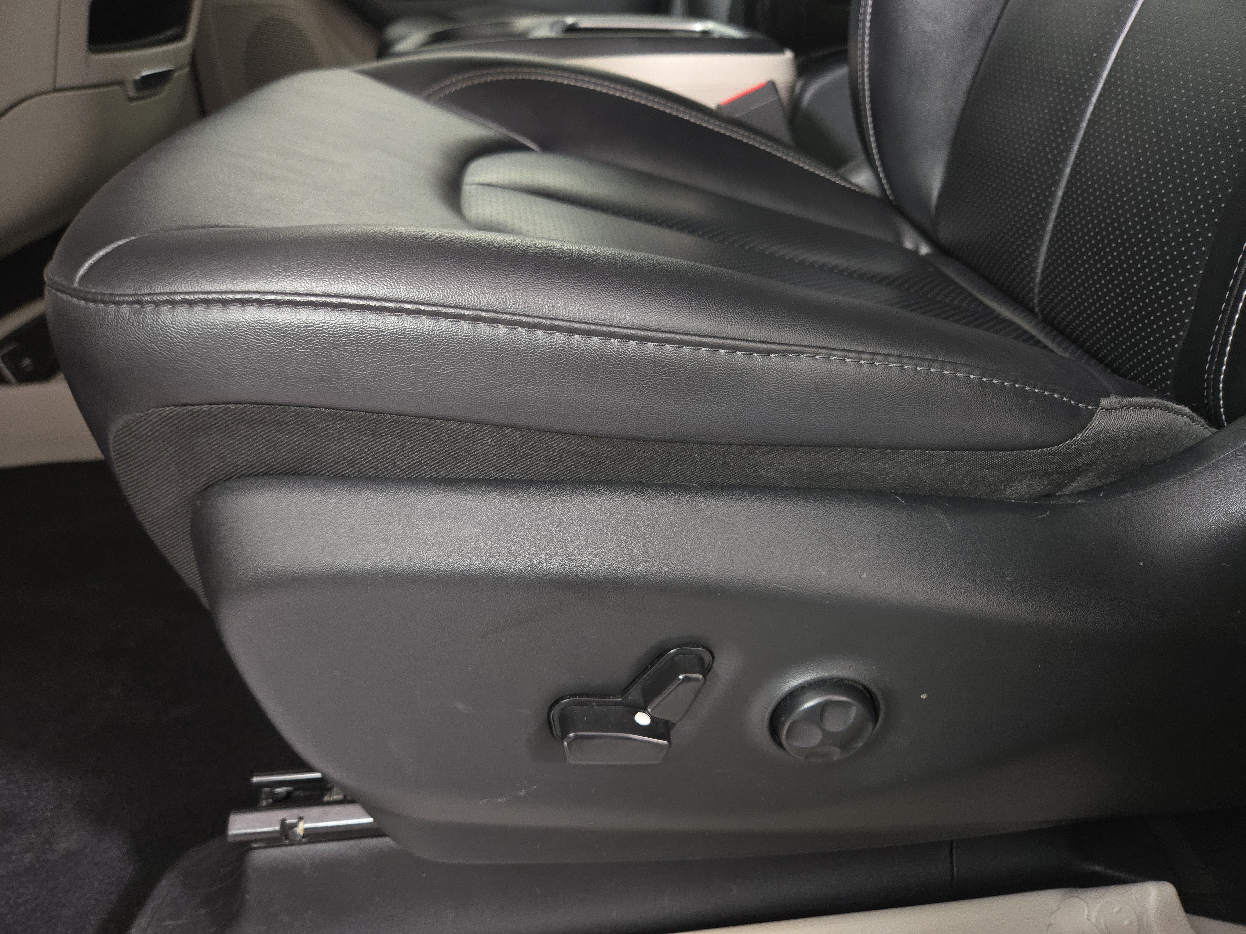 Used 2024 Chrysler Pacifica Limited FWD image 31