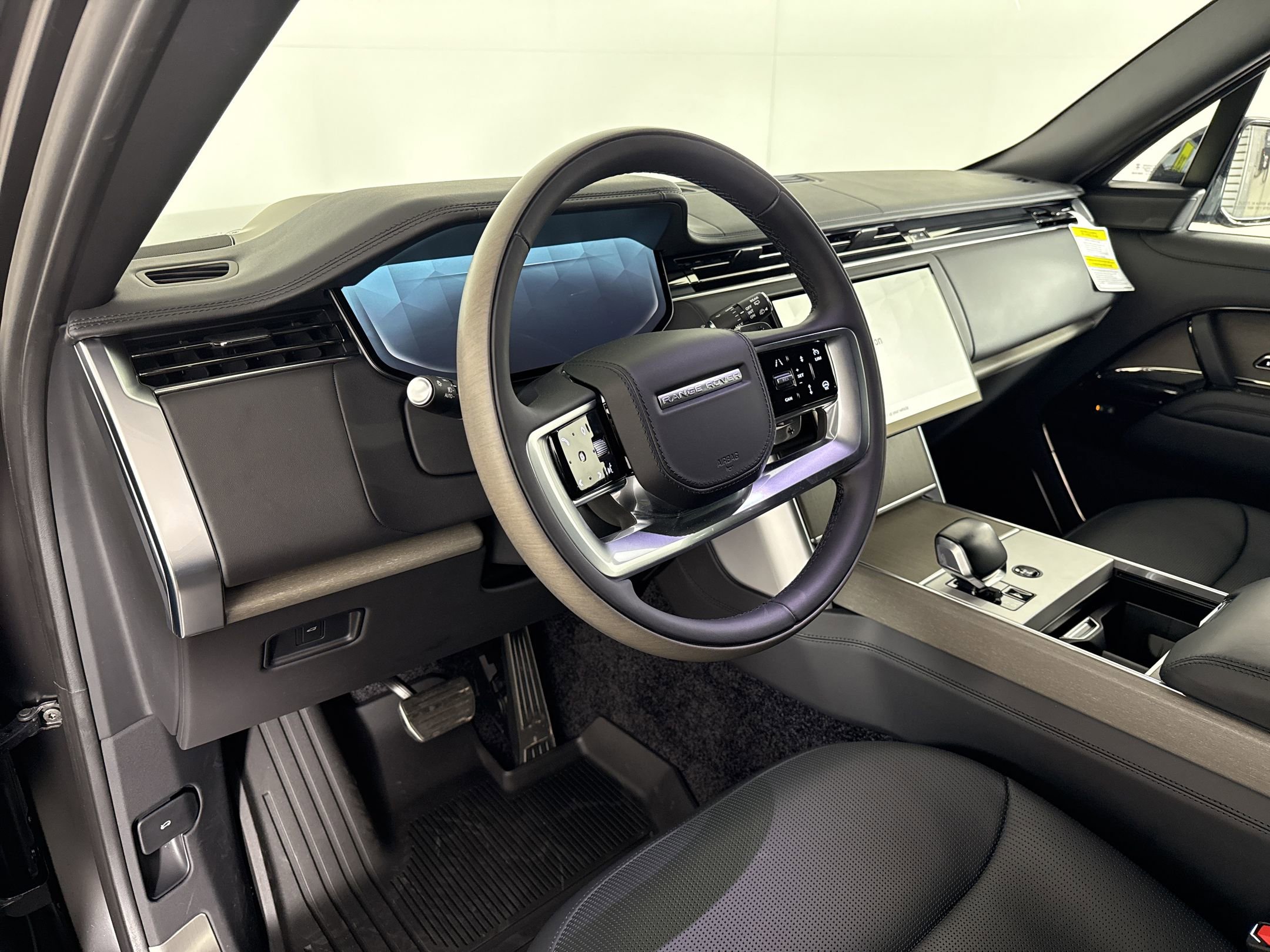 New 2026 Land Rover Range Rover SV image 4