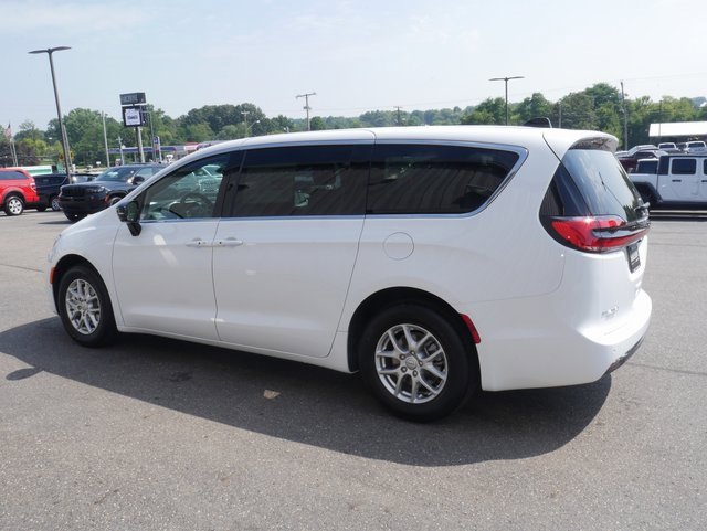 New 2026 Chrysler Pacifica Select image 10
