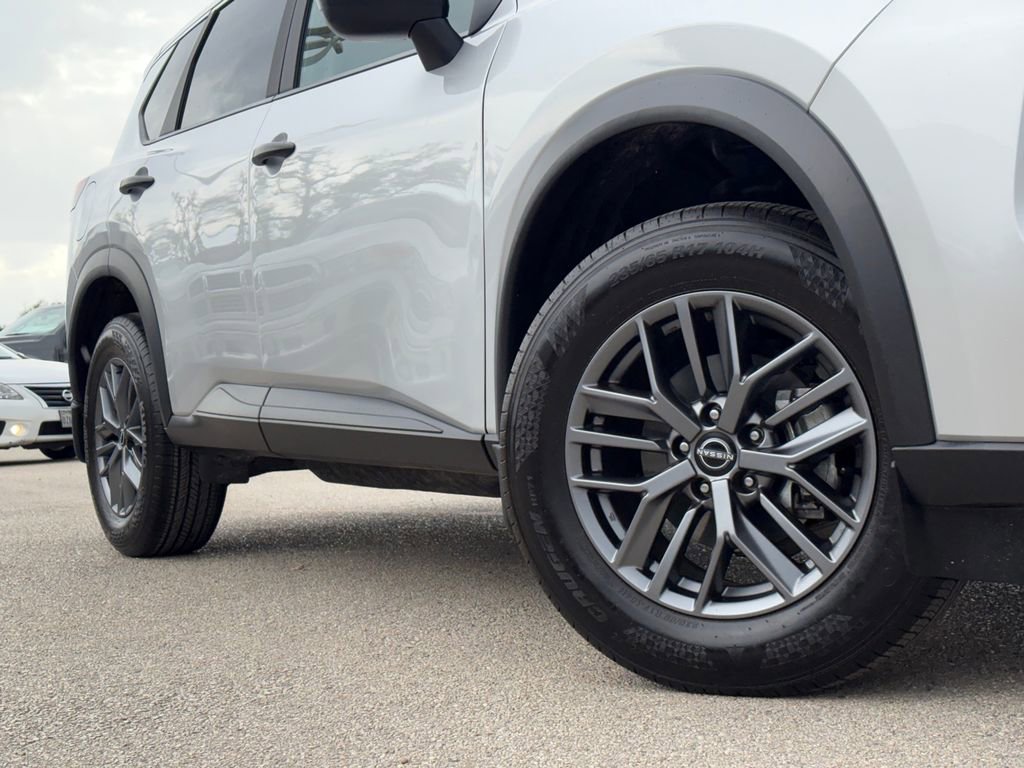 Used 2025 Nissan Rogue S image 2