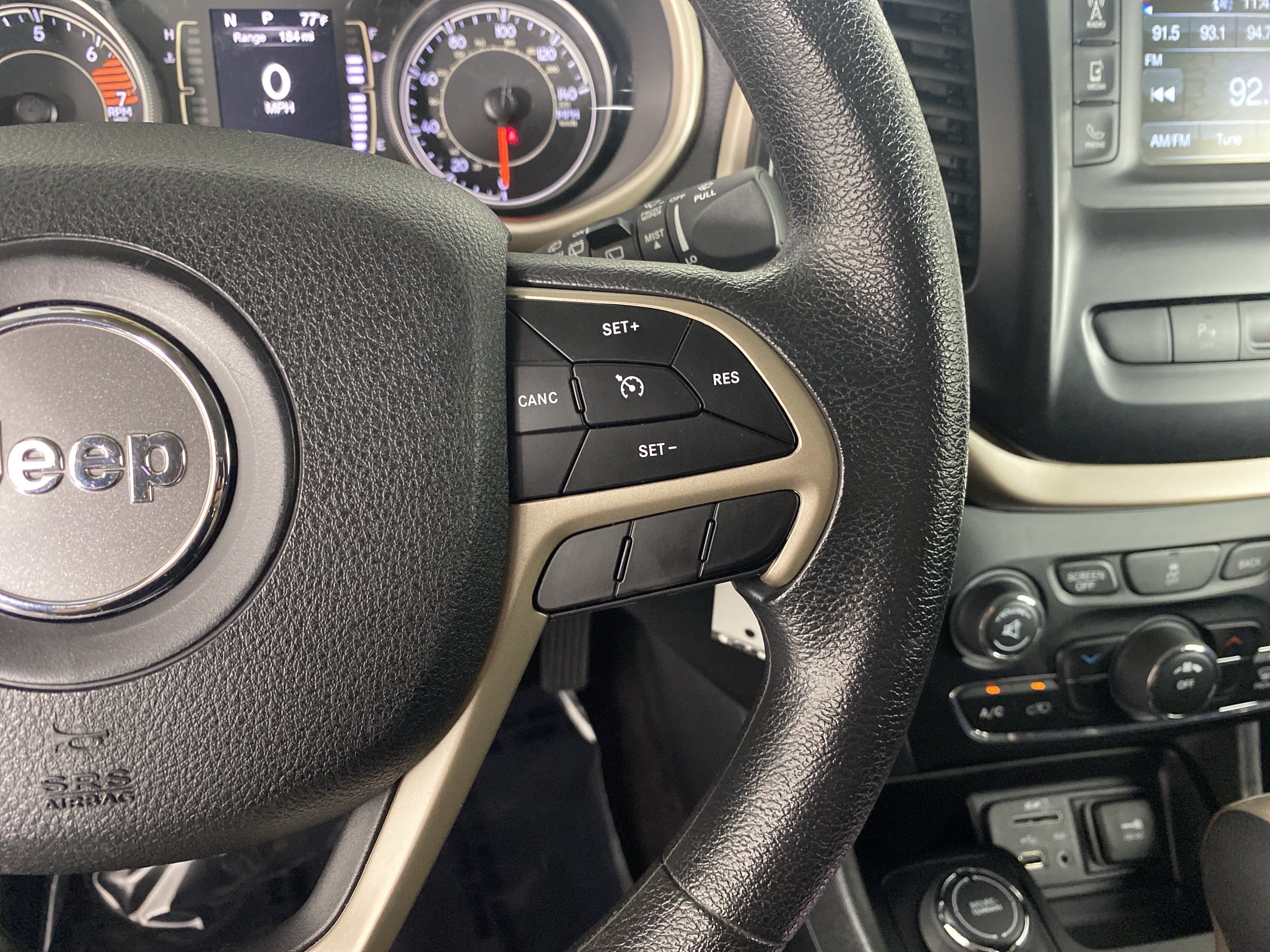 Used 2018 Jeep Cherokee Latitude w/ Safety Group AWD/4WD image 34