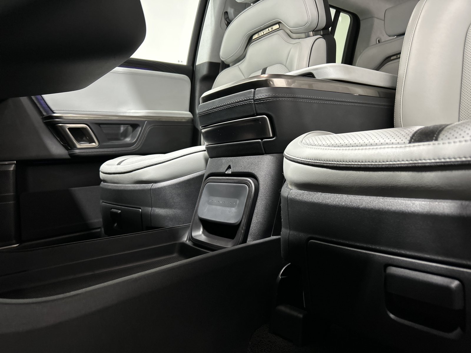 Used 2024 Rivian R1S Adventure AWD/4WD image 33