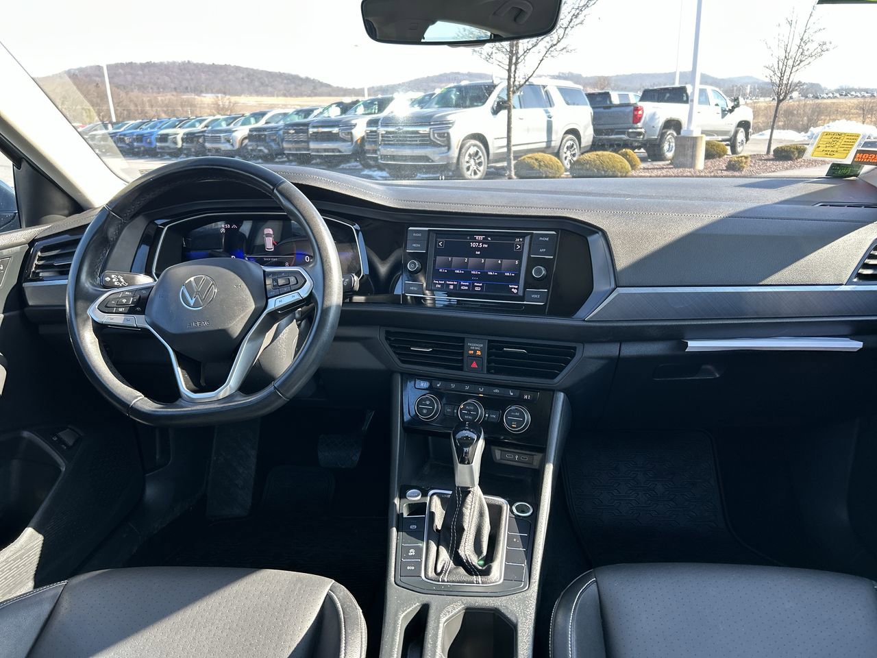 Used 2023 Volkswagen Jetta SE image 16