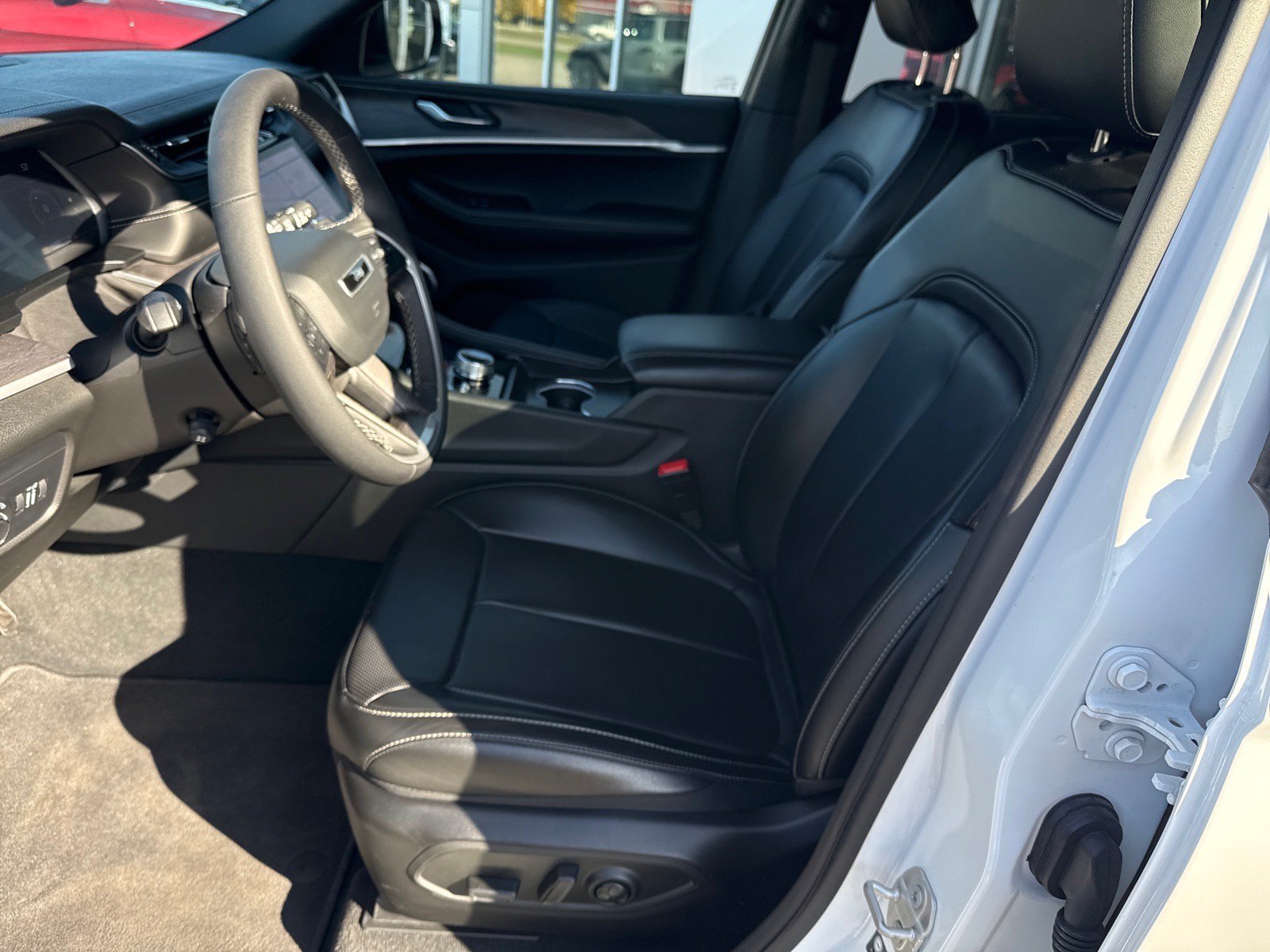 Used 2025 Jeep Grand Cherokee L Limited w/ Luxury Tech Group II AWD/4WD image 9