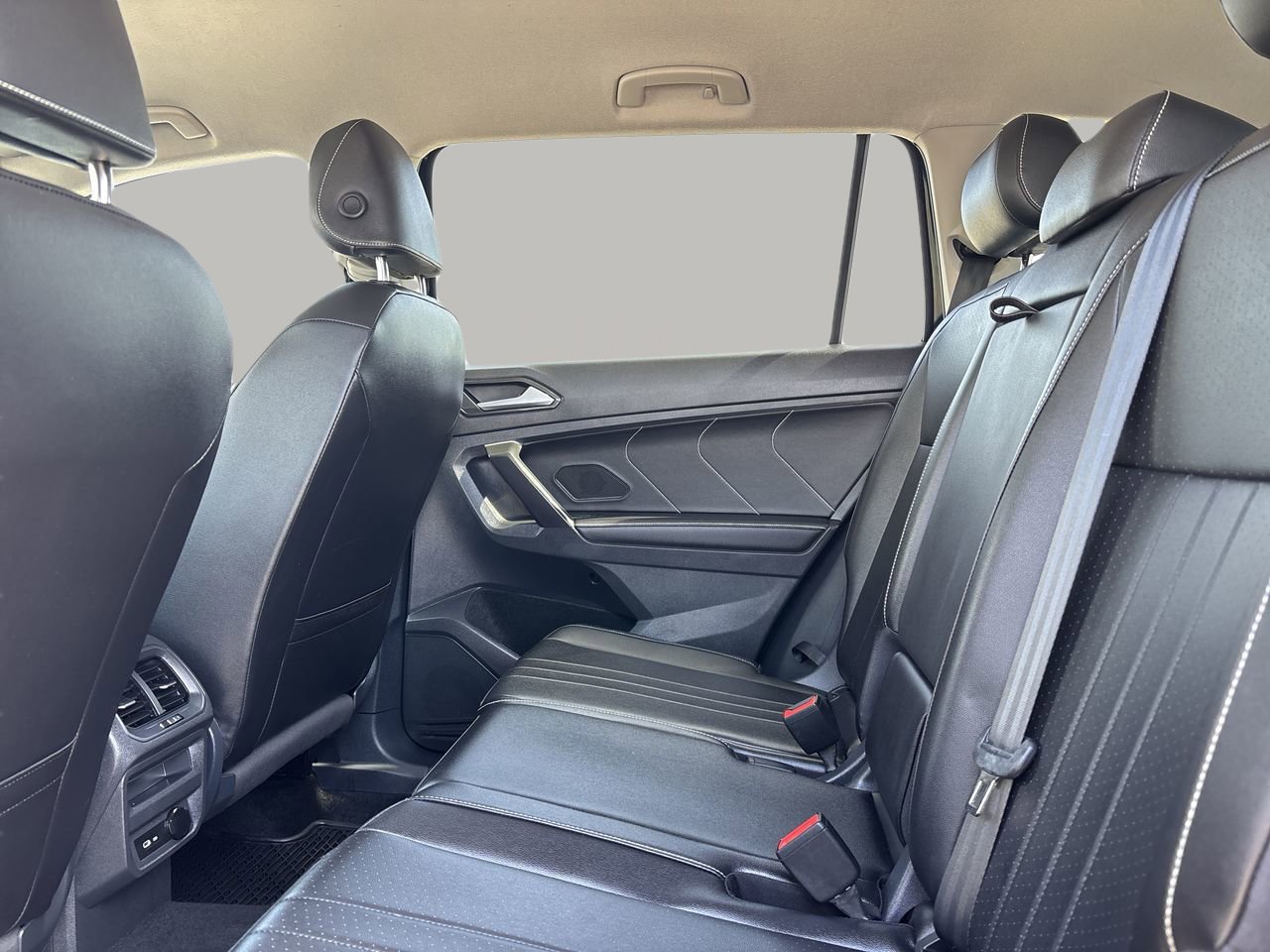 Used 2024 Volkswagen Tiguan SE image 17