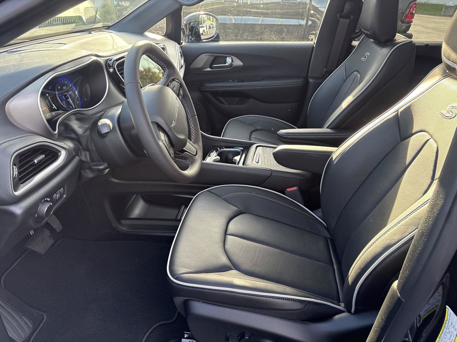 New 2027 Chrysler Pacifica Limited AWD/4WD image 9