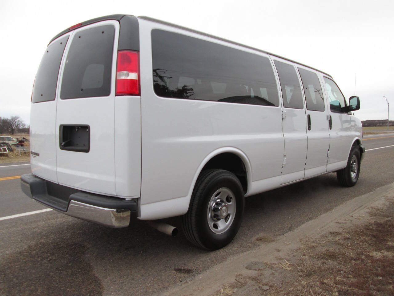Used 2018 Chevrolet Express 3500 LT w/ LT Preferred Equipment Group RWD image 8
