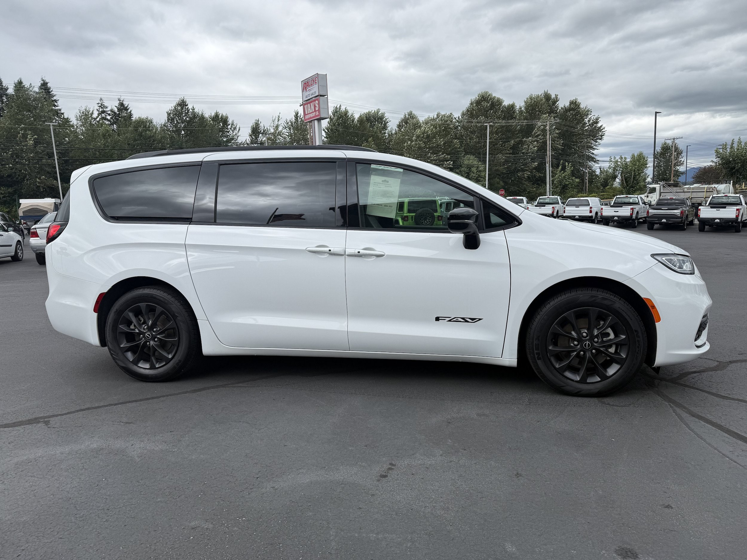 Used 2025 Chrysler Pacifica Select FWD image 4