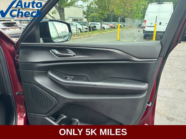 Used 2025 Jeep Grand Cherokee Altitude AWD/4WD image 30