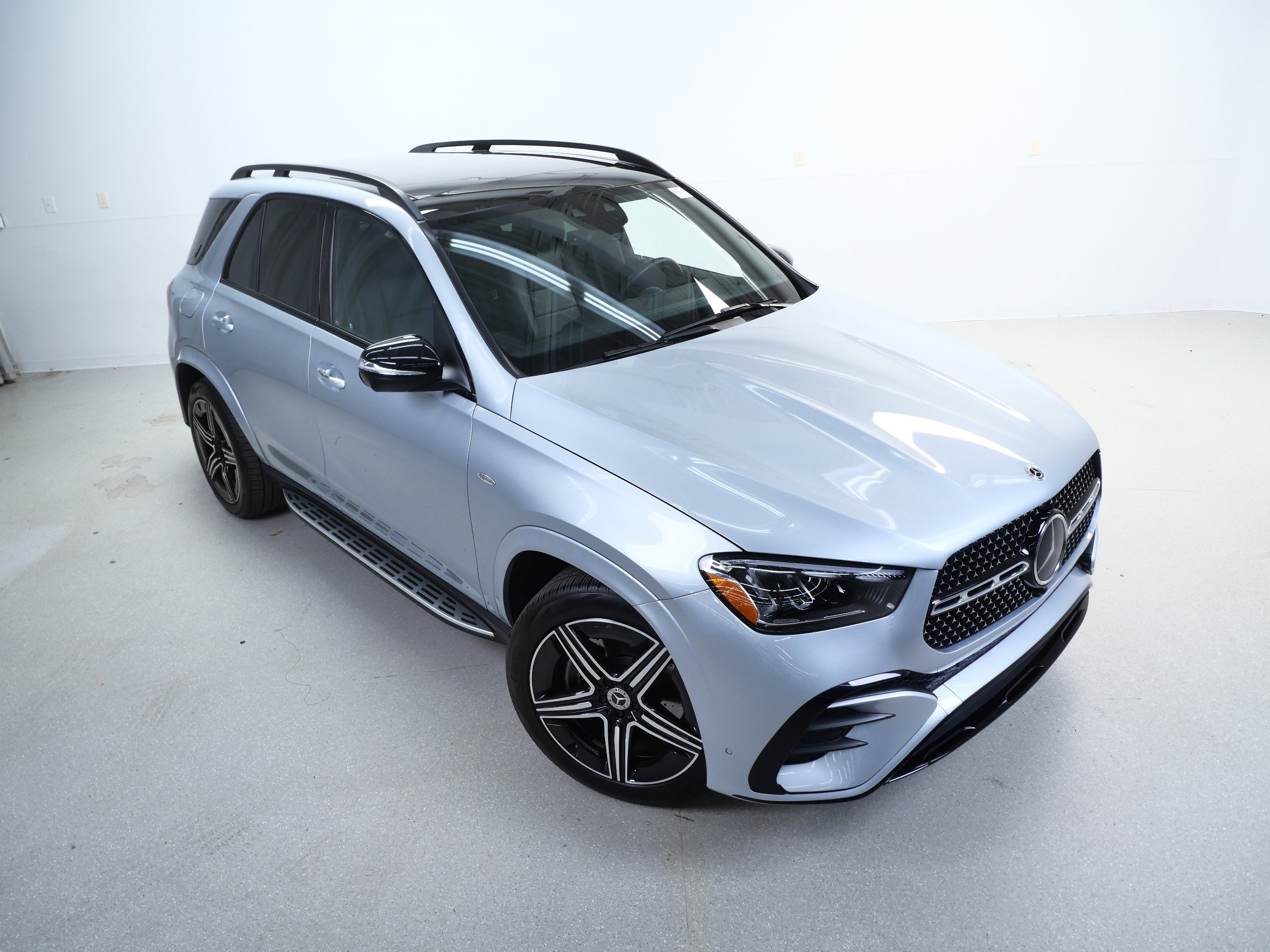Certified 2025 Mercedes-Benz GLE 450e 4MATIC w/ AMG Line Exterior image 4