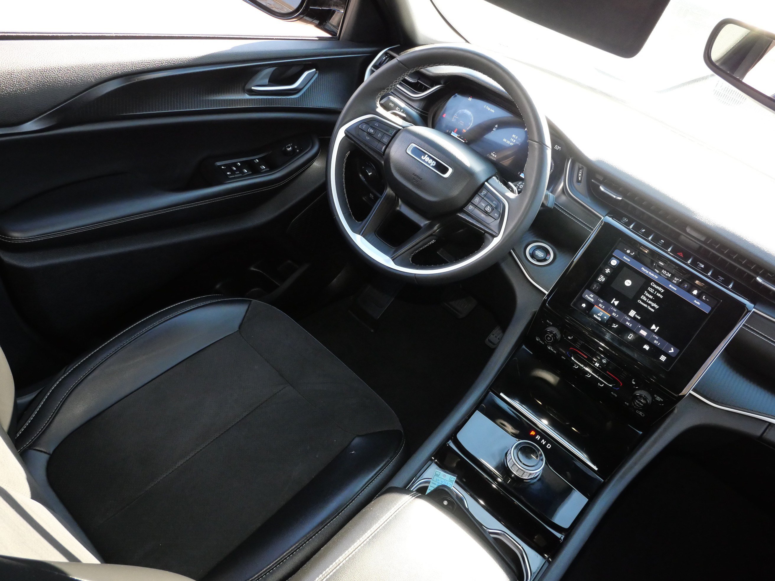 Used 2023 Jeep Grand Cherokee Altitude AWD/4WD image 9