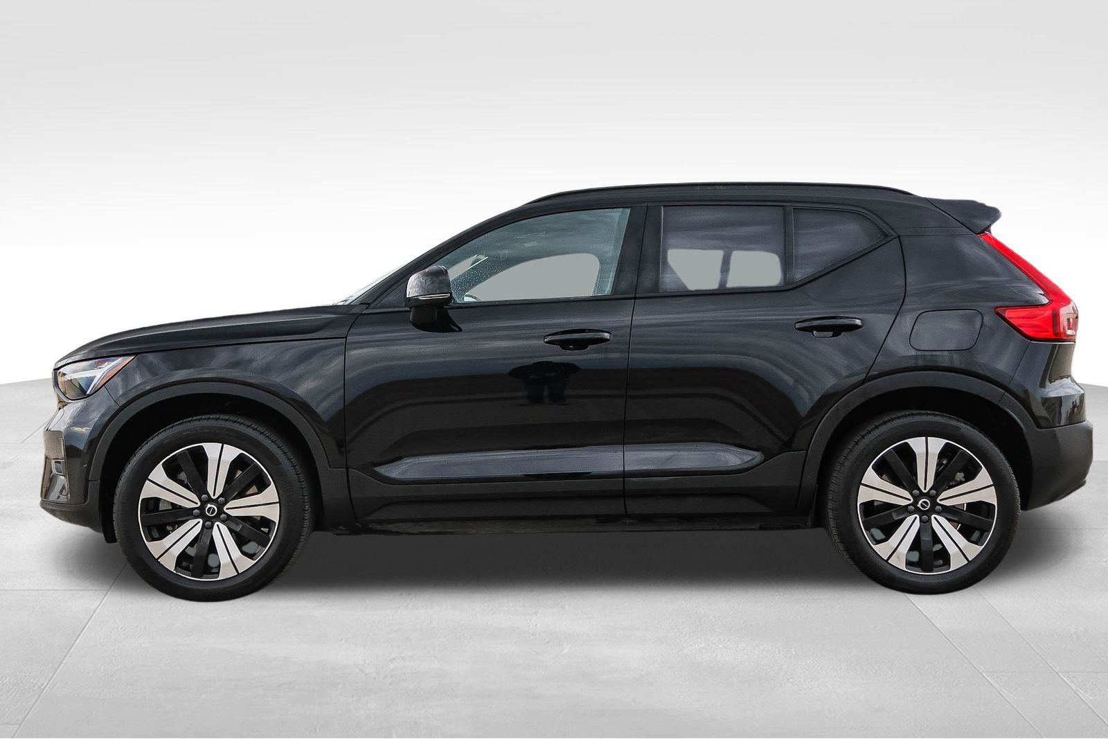 Used 2023 Volvo XC40 Recharge Plus image 9