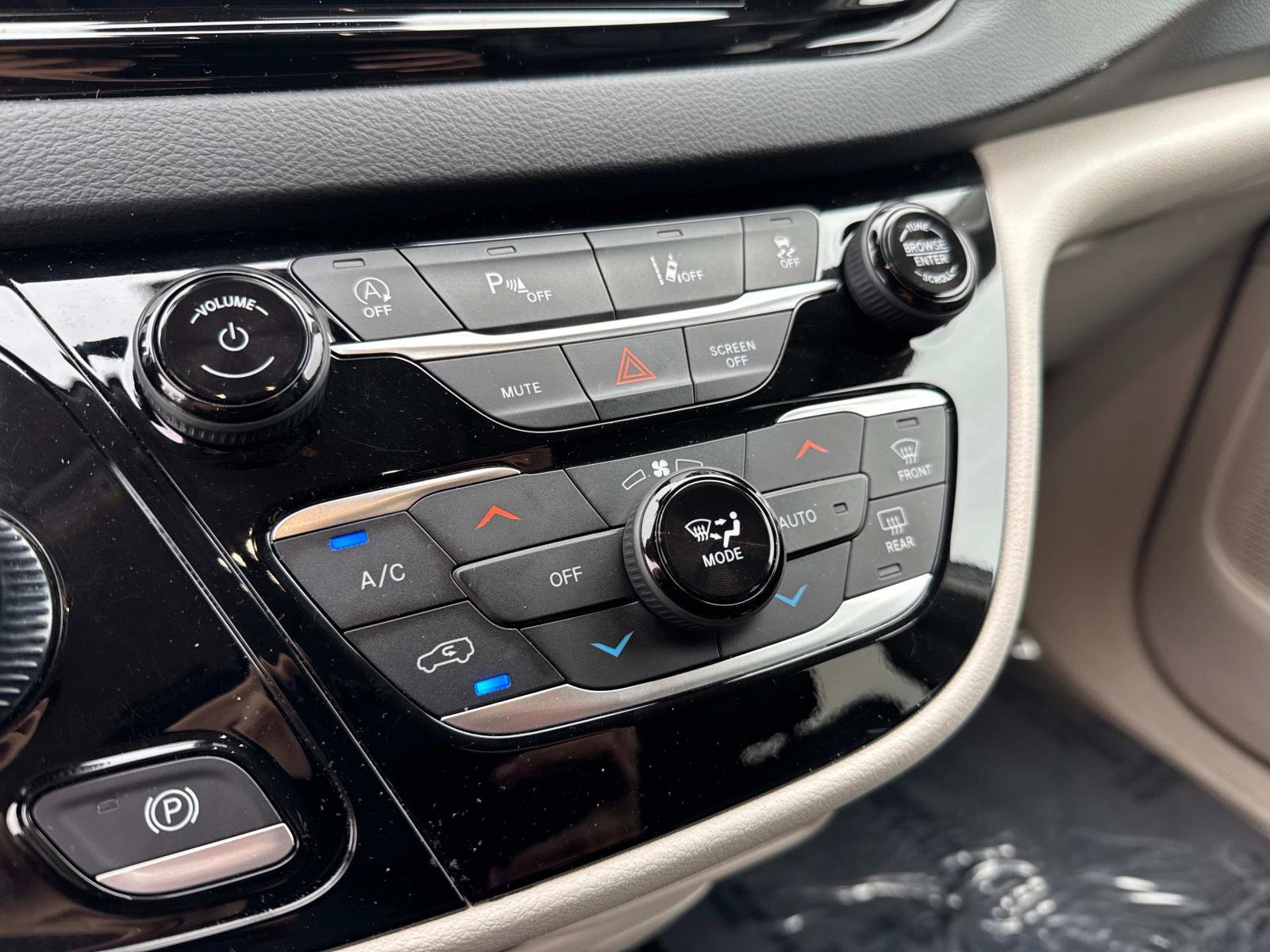 Certified 2023 Chrysler Pacifica Touring-L image 23