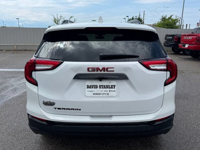 Used 2024 GMC Terrain SLE w/ Driver Convenience Package FWD image 4