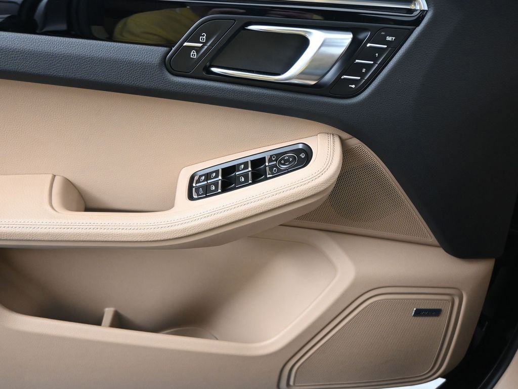 Certified 2025 Porsche Macan image 12