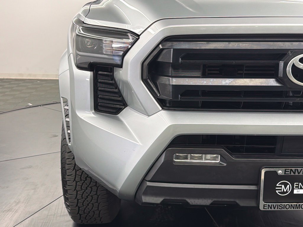 Certified 2025 Toyota Tacoma SR5 AWD/4WD image 9