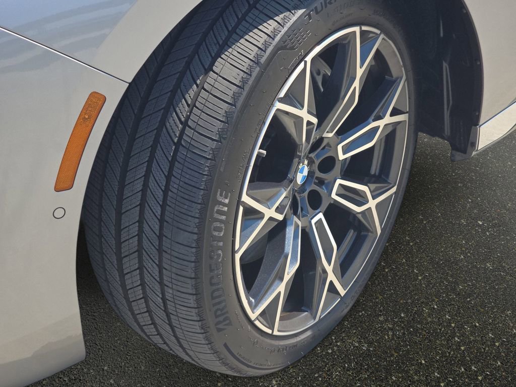 Used 2025 BMW i7 eDrive50 w/ Premium Package image 33