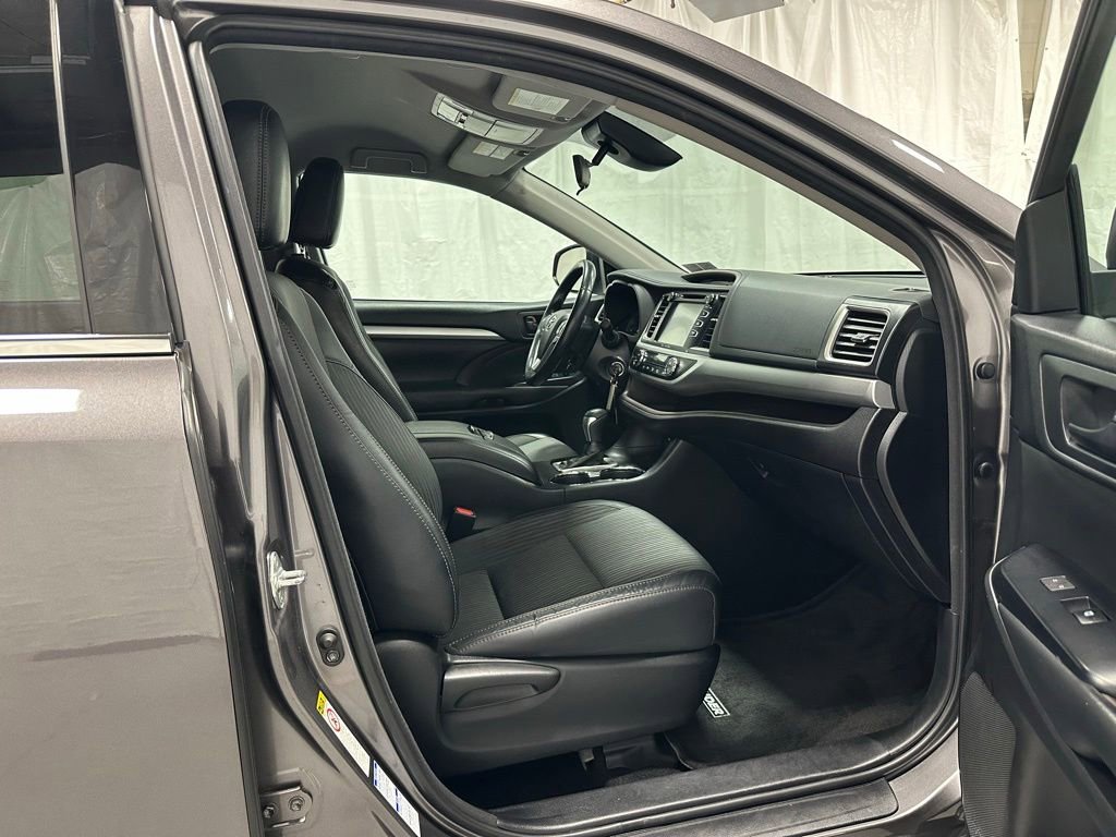 Used 2018 Toyota Highlander Plus w/ Carpet Mat Package (TMS) AWD/4WD image 53